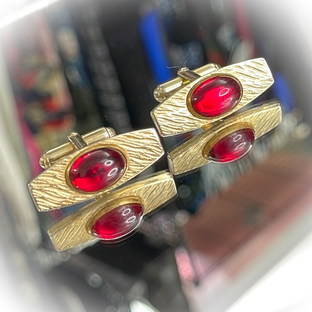 💕Beautiful Gold Tone Red Stone Vintage Cufflinks💕